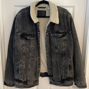 Levi’s washed black denim men’s jacket lined with Sherpa men’s sizeXL